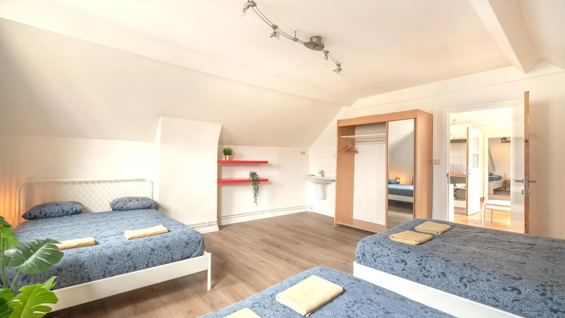 Large Authentic Antwerp Apartments 0*,  Belgia