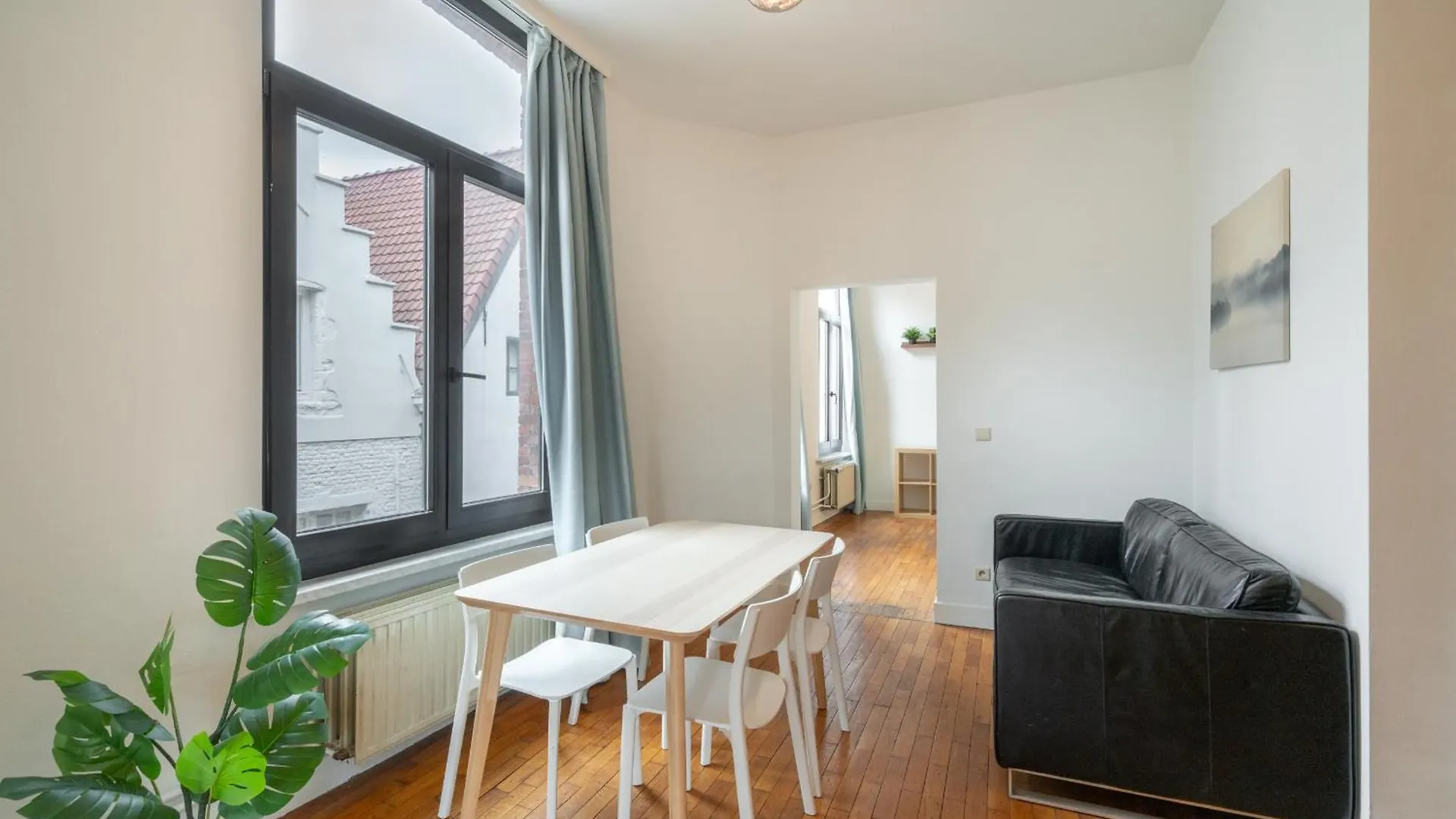 Large Authentic Antwerp Apartments Belgien